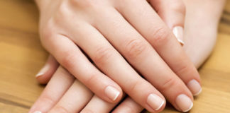 Sposób na rozdwajające i łamliwe paznokcie - manicure japoński