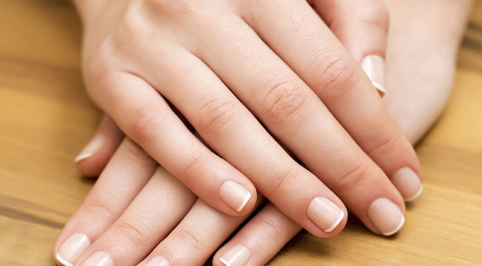 Sposób na rozdwajające i łamliwe paznokcie - manicure japoński