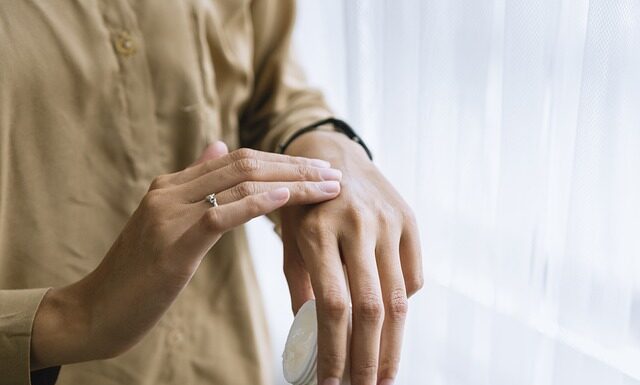 Co daje krem do rąk na włosy? Co daje krem do rąk na włosy?