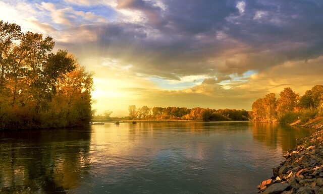 Jakie kolory podkreślają szare oczy? Jakie kolory podkreślają szare oczy?