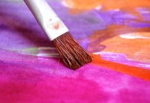 Czy pędzel do podkładu trzeba moczyć?