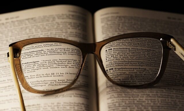 Czy twarz się zmienia od okularów?