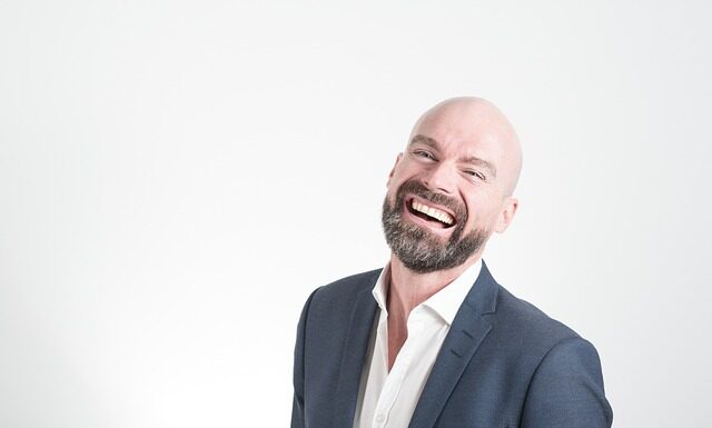 Czy łysy musi mieć czepek na basenie?