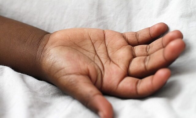 Czy czarna kreska powiększa oko? Czy czarna kreska powiększa oko?