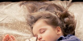 Czy powinno się spać w związanych włosach?