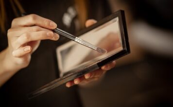 Jak kosmetyczka ściąga rzęsy? Jak kosmetyczka ściąga rzęsy?