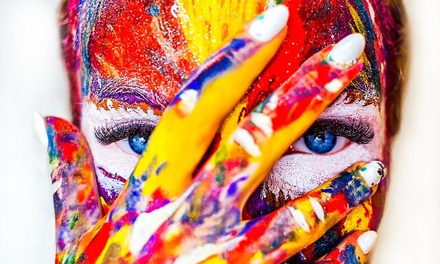 Czy bazę pod makijaż nakłada się pod oczy?