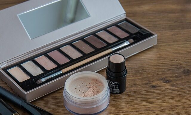 Co zrobić żeby korektor nie wchodził w zmarszczki? Co zrobić żeby korektor nie wchodził w zmarszczki?