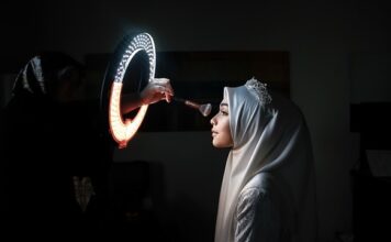 Jak zrobić odmładzający makijaż? Jak zrobić odmładzający makijaż?