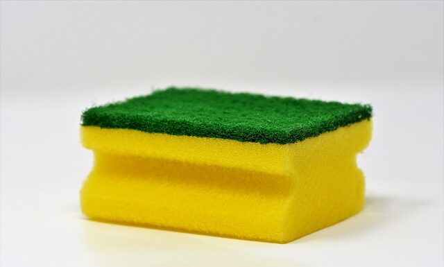 Czy gąbkę do makijażu trzeba moczyć?