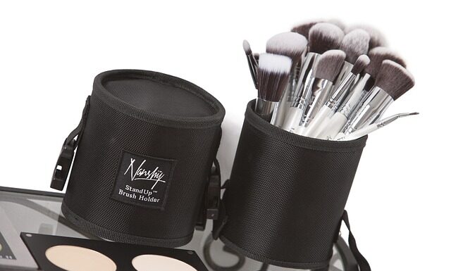 Jak używać pędzli do cieni? Jak używać pędzli do cieni?