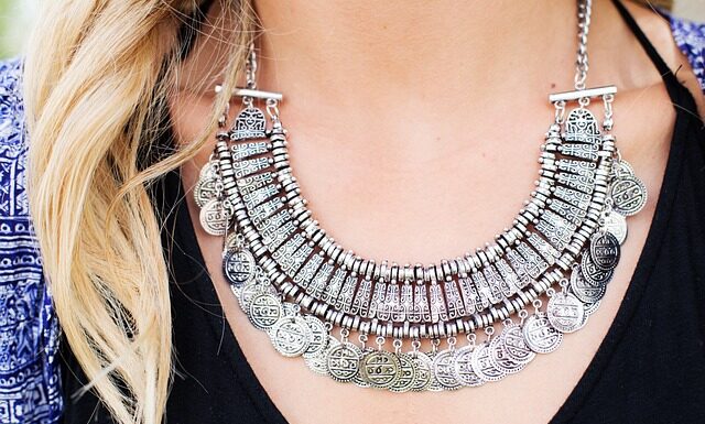 Co oznacza naszyjnik z żyletką?