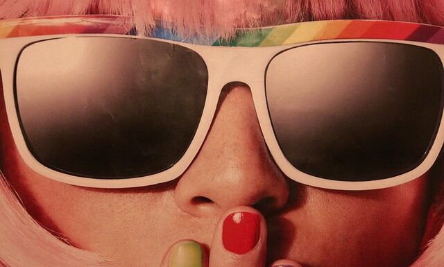 Co zrobić żeby okulary nie odbijały się na nosie?